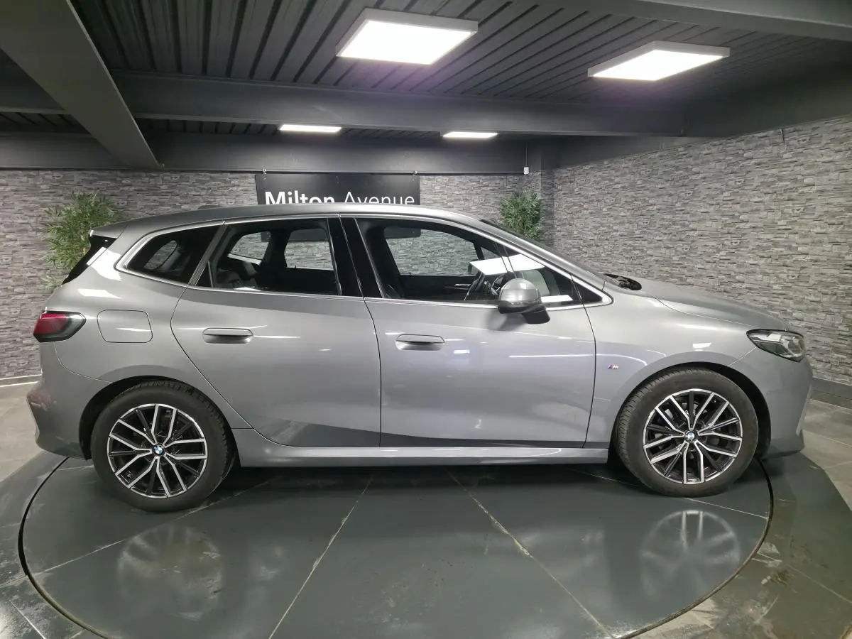 BMW Série 2 Active Tourer gris métallisé vue de profil côté gauche avec jantes alliage 18 pouces et badge M Sport.