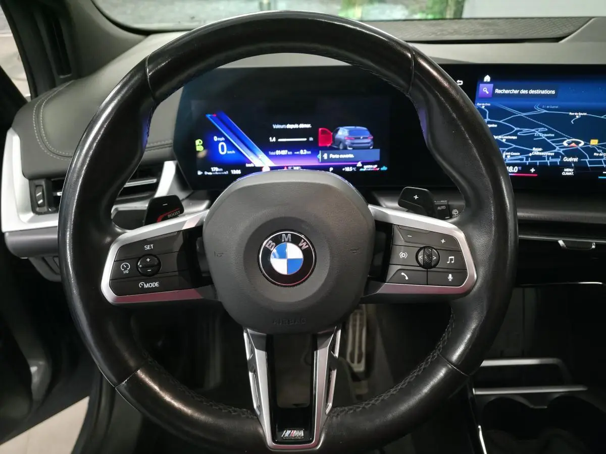 Volant cuir M noir avec commandes intégrées, tableau de bord numérique et écran tactile incurvé de BMW Série 2 Active Tourer 218i.