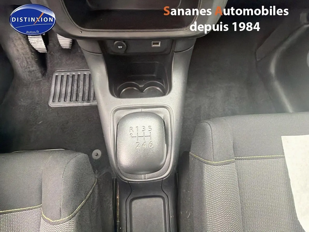 Gros plan sur la boîte manuelle et les sièges tissu gris de la Citroën C3 1.2 PureTech 110 Feel Pack 2021.