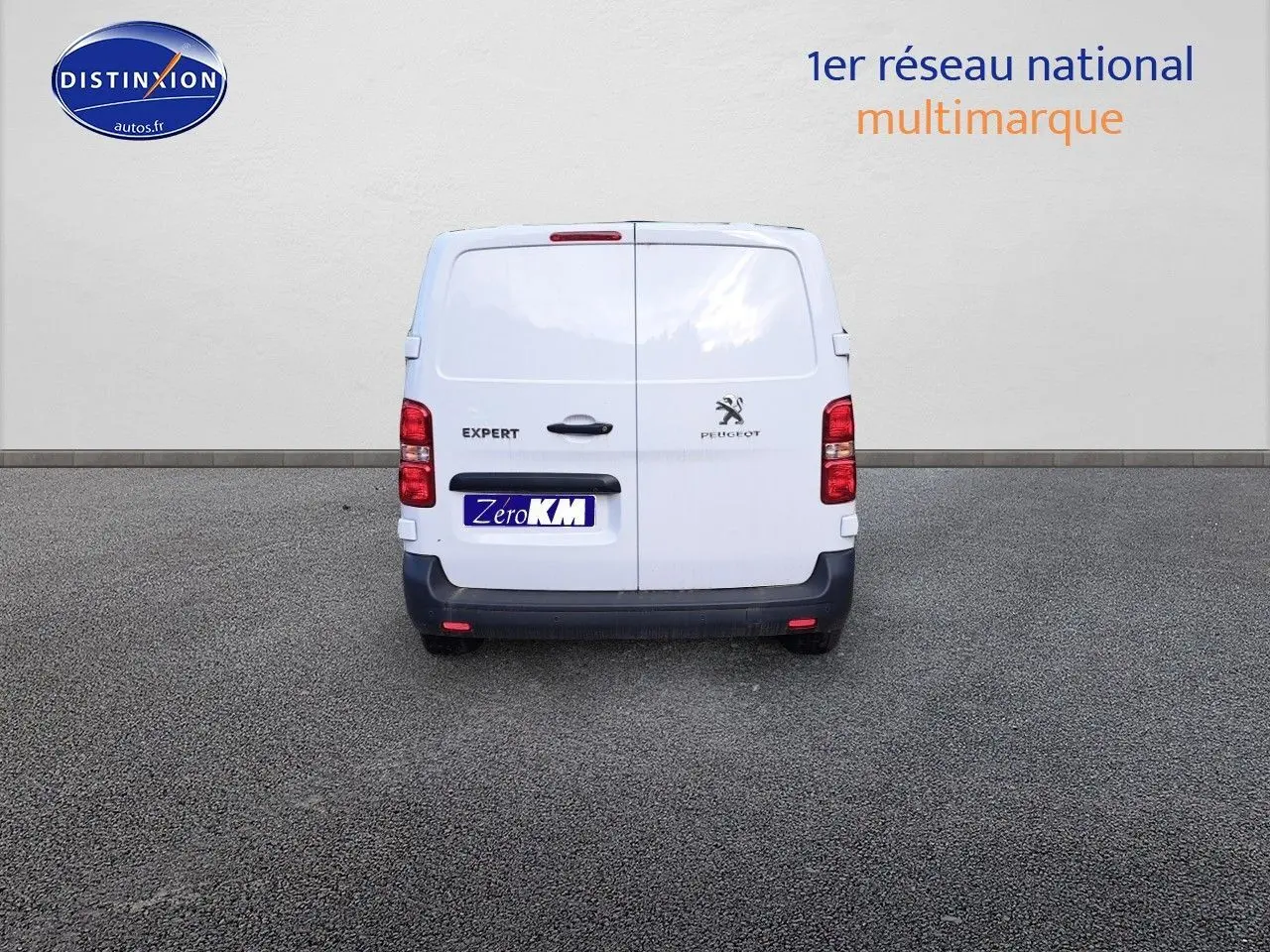 Vue arrière d'un Peugeot Expert Cabine Approfondie blanc Kaolin avec portes battantes et logo visible.