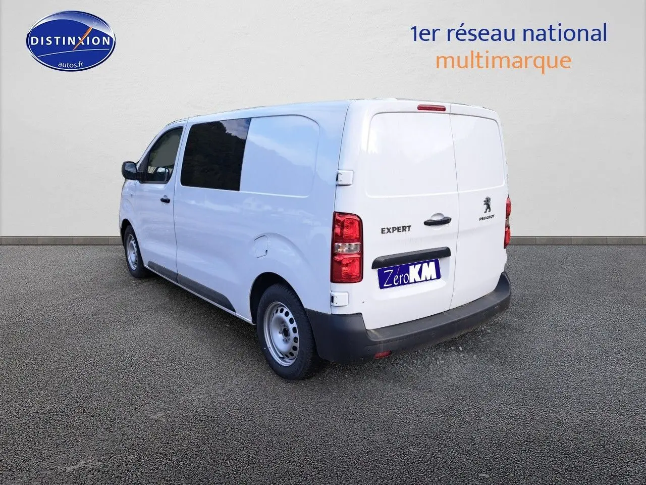 Vue 3/4 arrière droite d'un Peugeot Expert blanc Kaolin, fourgon utilitaire avec vitres latérales teintées.