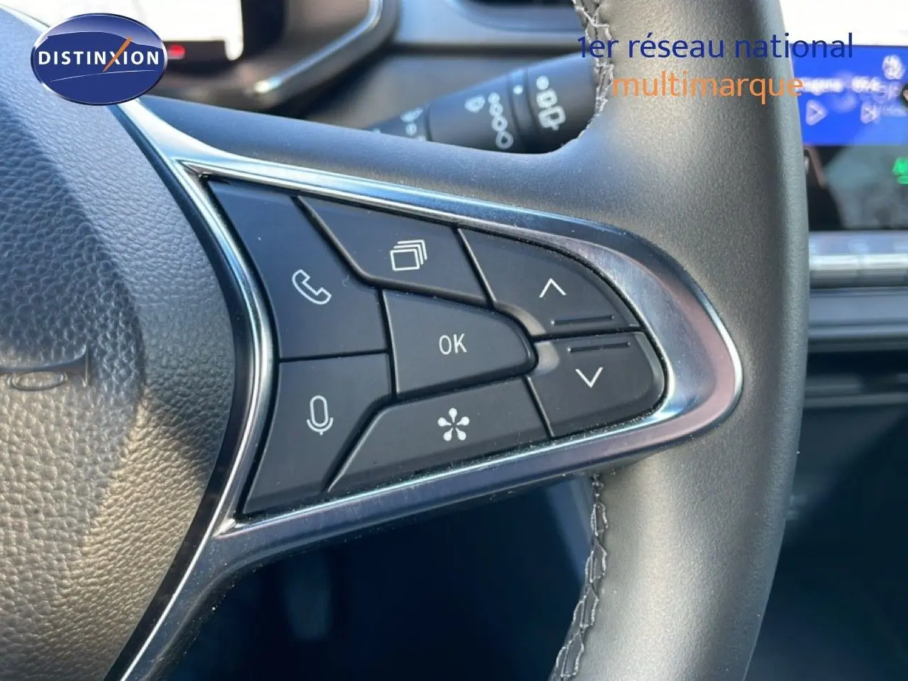 Gros plan sur les commandes au volant à droite du Renault Captur 2025, intérieur noir avec boutons multifonctions.