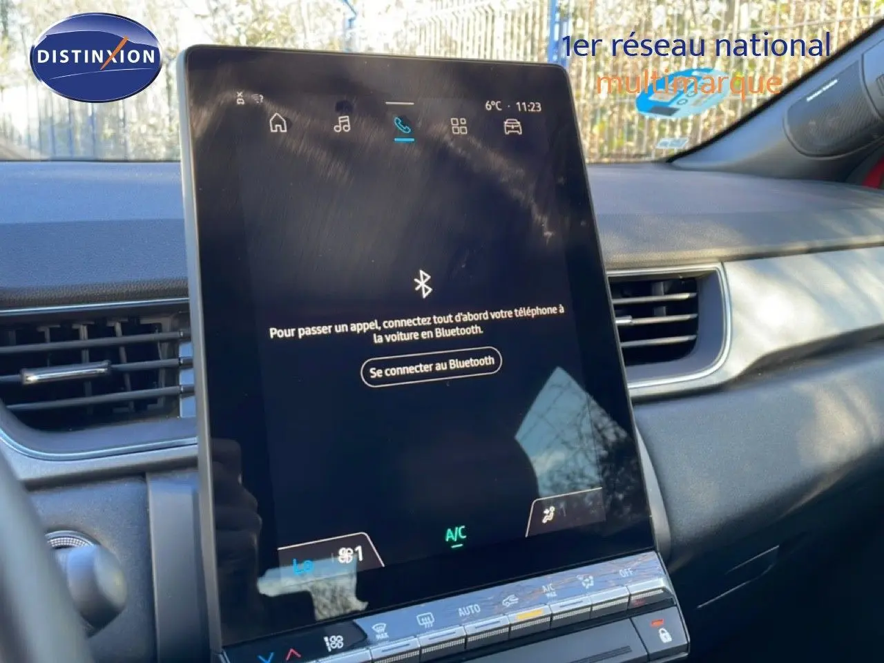 Écran tactile central en portrait du tableau de bord du Renault Captur rouge Désir Métal, intérieur gris noir.