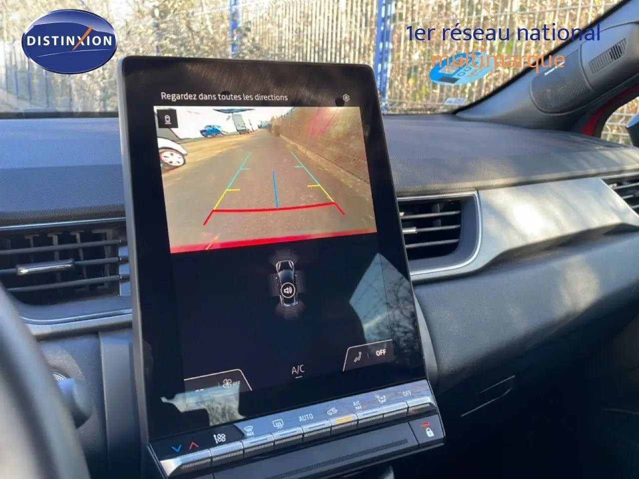 Vue intérieure du tableau de bord du Renault Captur 2025, écran tactile affichant la caméra de recul.