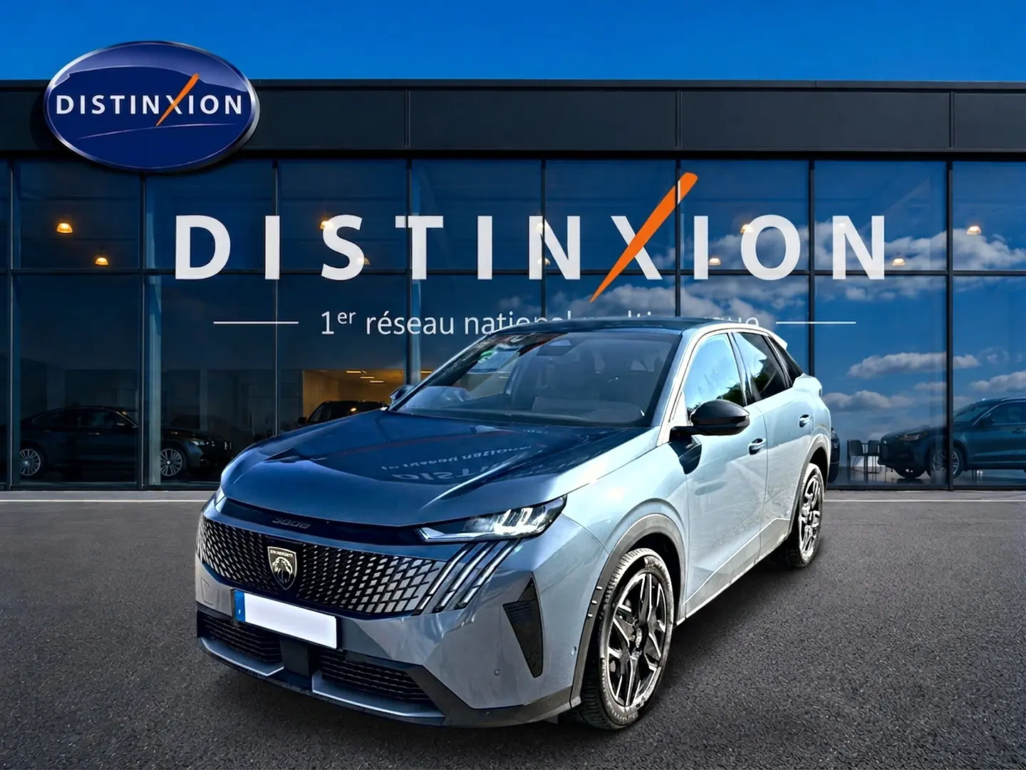 Peugeot 3008 bleu en 3/4 avant droit, avec calandre distinctive et jantes alliage, devant une vitrine Distinxion.