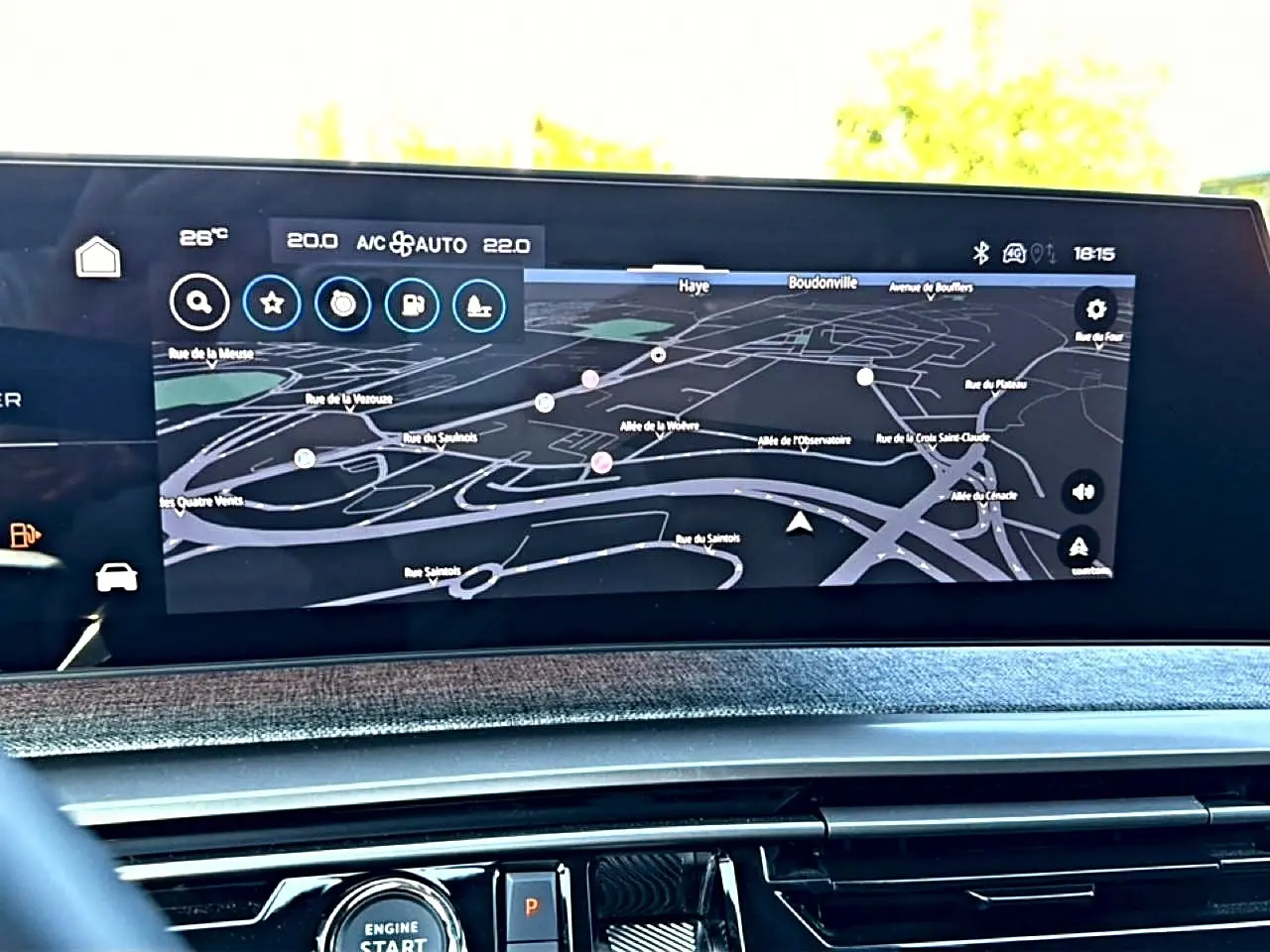 Écran tactile central affichant la navigation dans l’habitacle d’un Peugeot 3008 bleu Ingara, vue intérieure frontale.