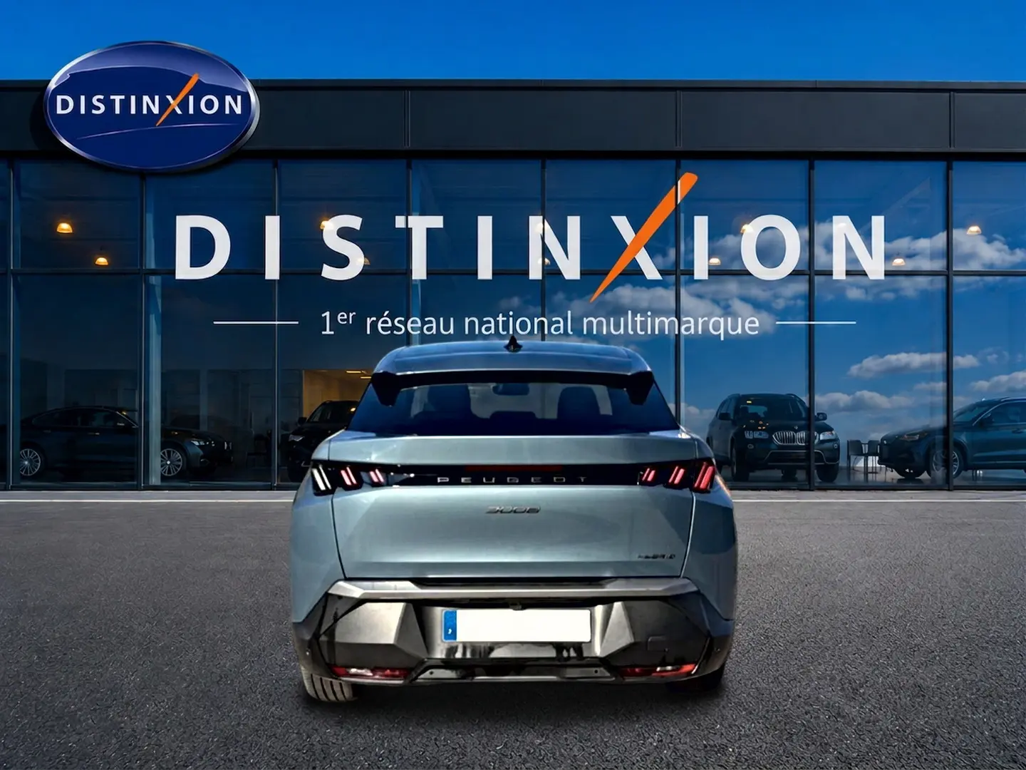 Vue arrière d'un Peugeot 3008 bleu 2025 stationné devant une vitrine Distinxion avec feux arrière LED distinctifs.