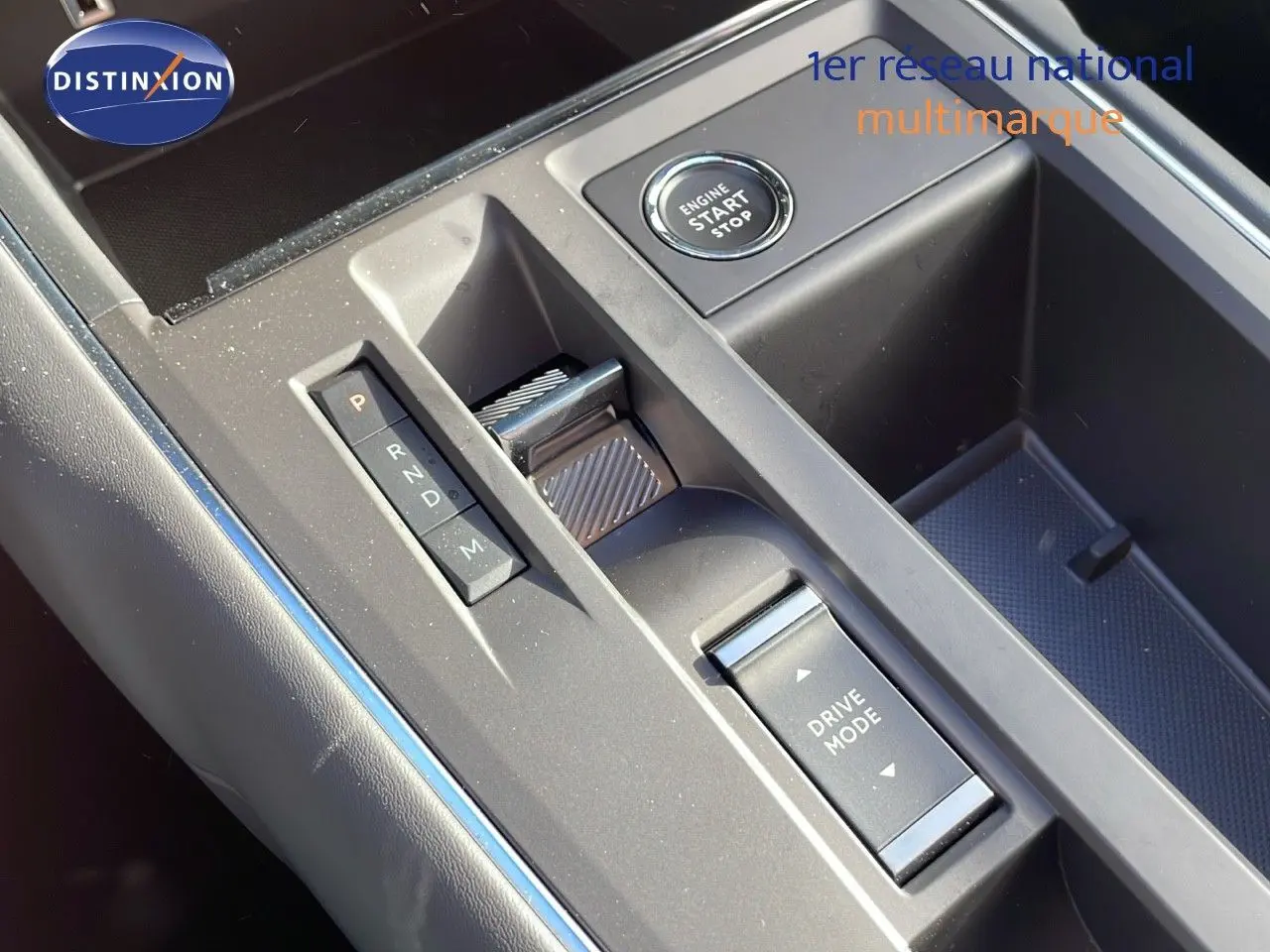 Gros plan sur la console centrale du Citroën C5 Aircross bleu Eclipse Metal, montrant les commandes de boîte auto et le bouton start/stop.