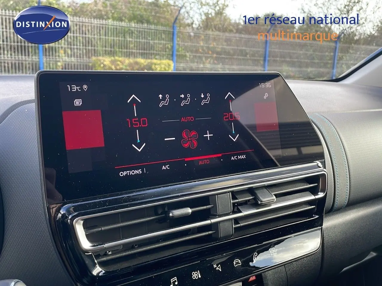 Écran tactile de la climatisation du Citroën C5 Aircross 2025, intérieur avec surpiqûres bleues visibles.