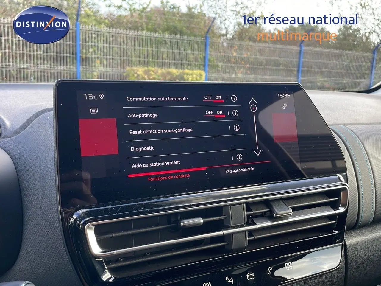 Écran tactile central affichant les réglages d’aide à la conduite dans le tableau de bord du Citroën C5 Aircross 2025.