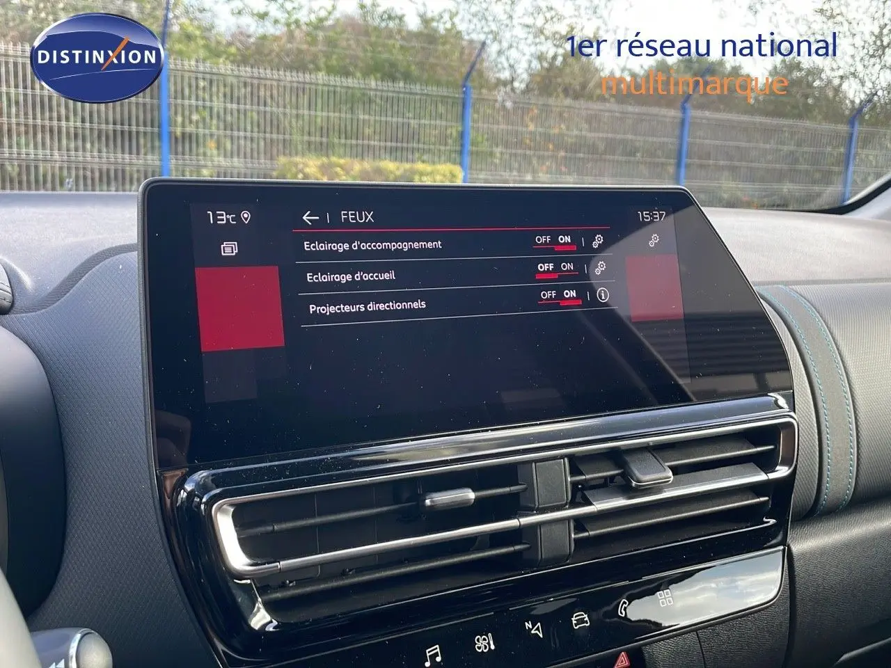 Écran tactile central du tableau de bord de la Citroën C5 Aircross 2025 affichant les réglages des feux.