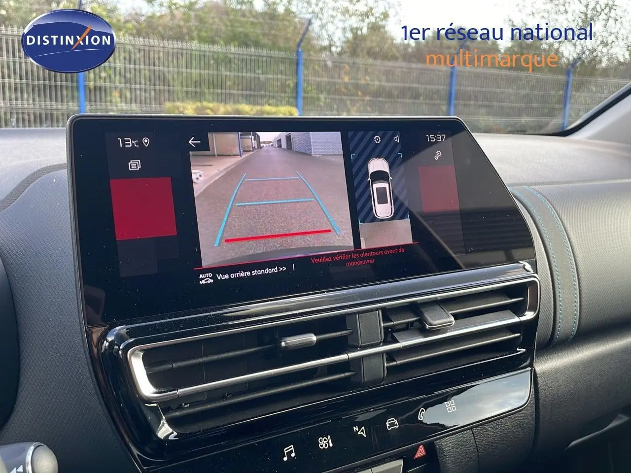 Écran tactile central affichant la caméra de recul dans l'habitacle d'un Citroën C5 Aircross 2025.