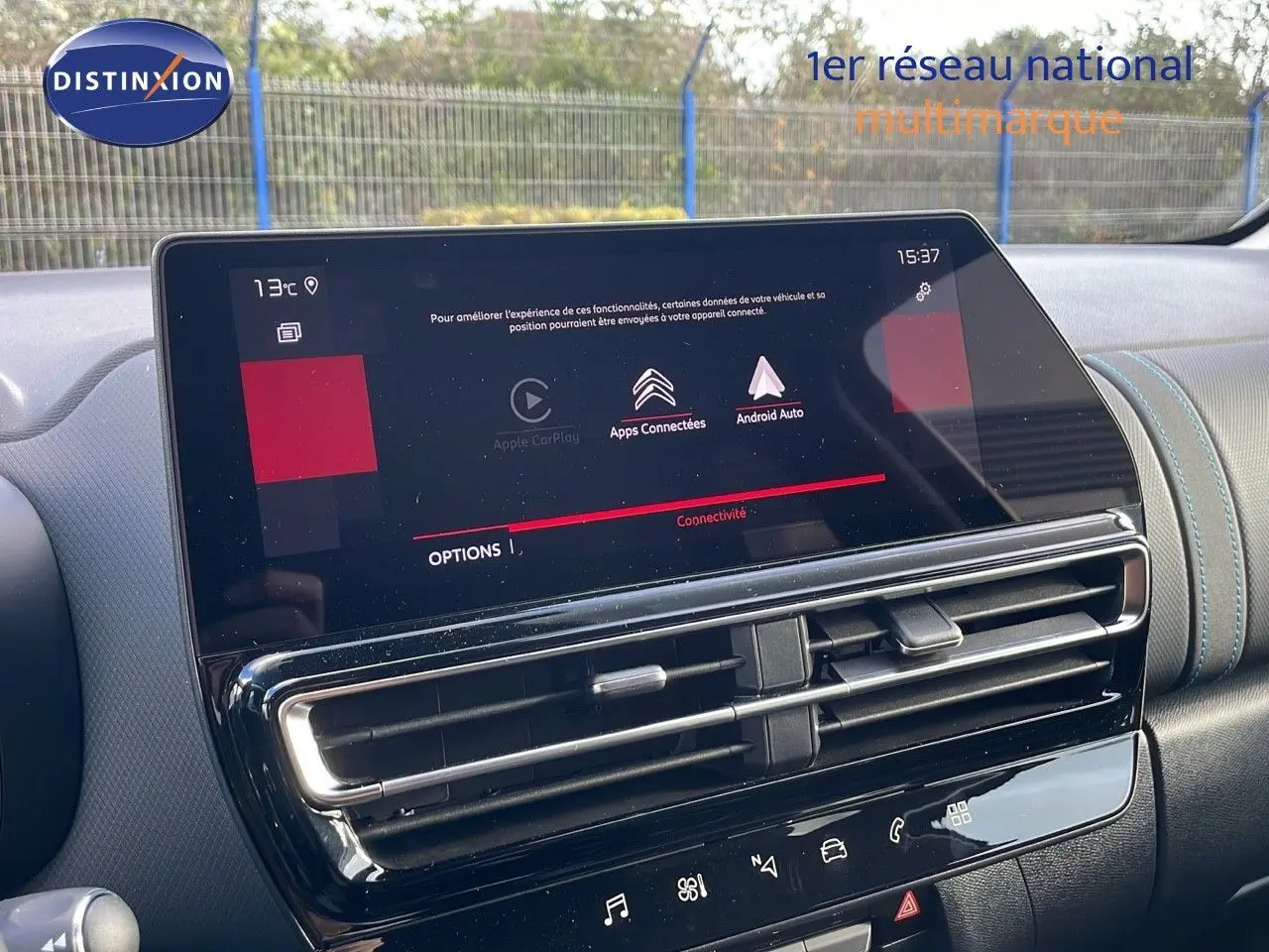 Vue rapprochée de l'écran tactile central et des aérateurs du tableau de bord du Citroën C5 Aircross bleu Eclipse Metal.