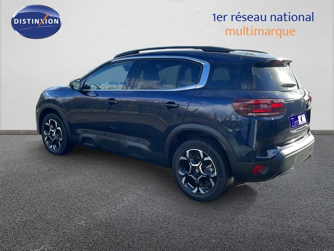 Vue 3/4 arrière droite d'un Citroën C5 Aircross bleu Eclipse Métal avec jantes bi-ton et toit noir.