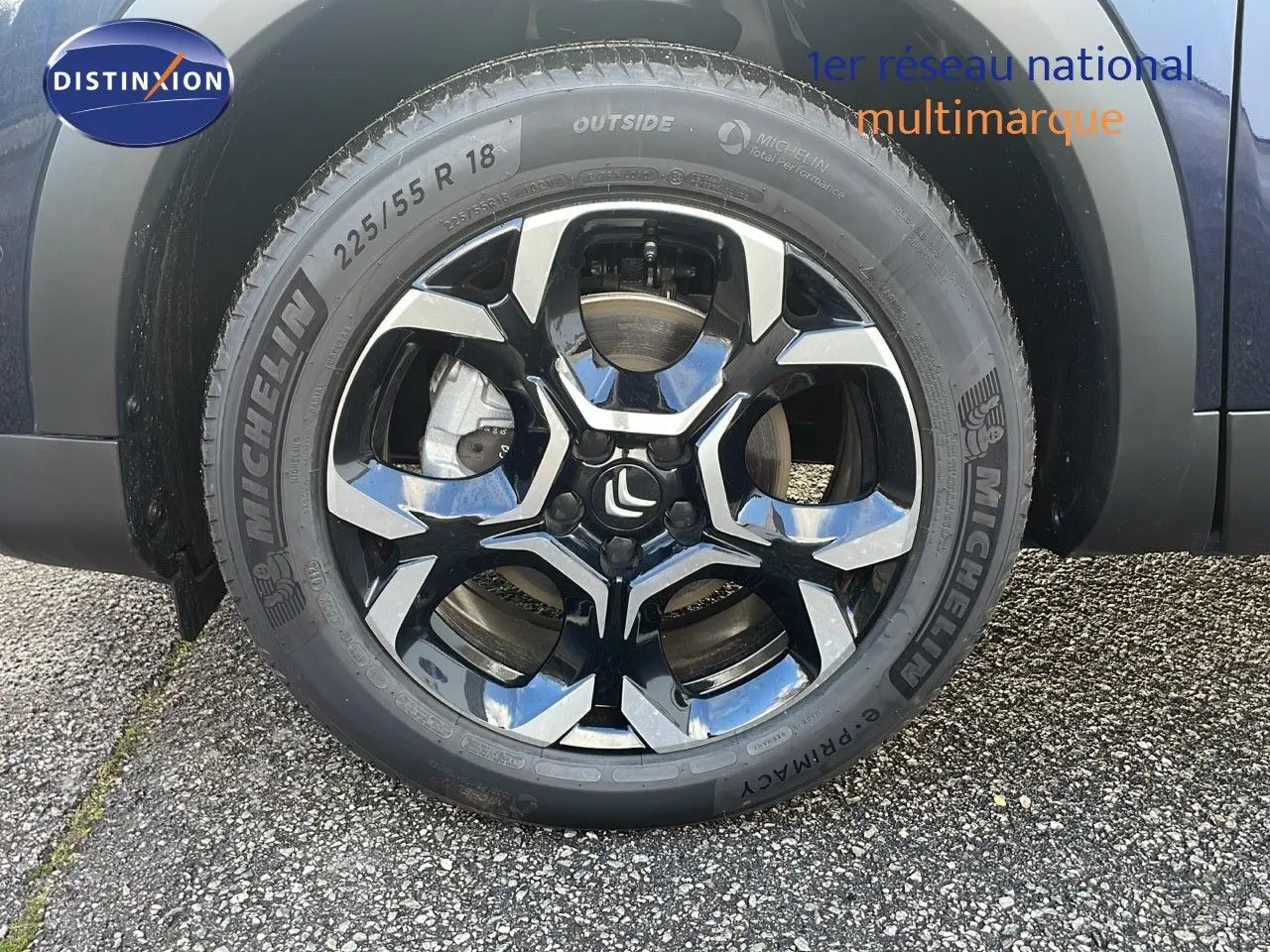 Gros plan sur la roue avant droite du Citroën C5 Aircross bleu Eclipse Metal avec jante alliage bicolore.