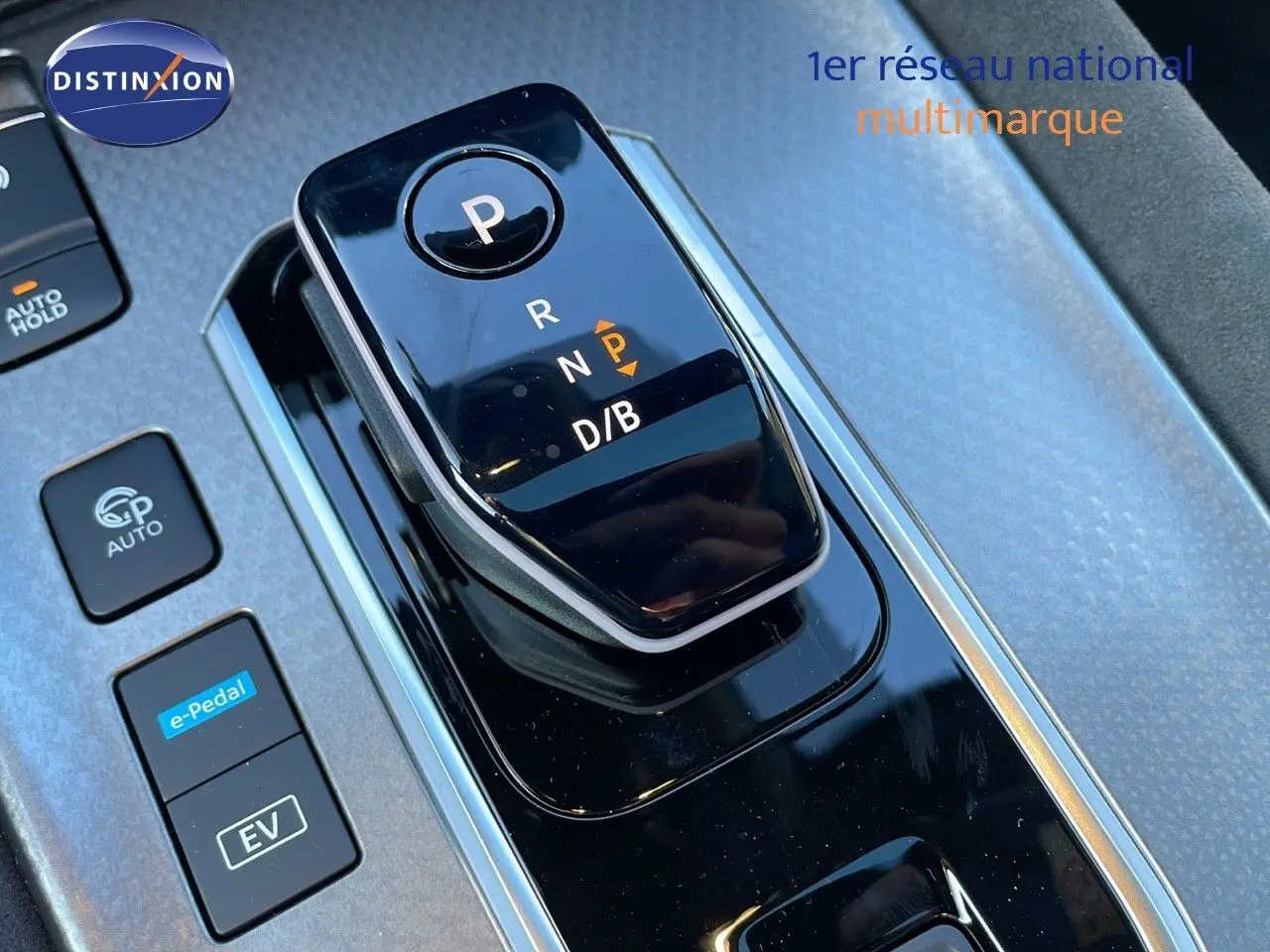 Le levier de vitesses noir brillant du Nissan Qashqai 2025 hybride, avec boutons e-Pedal et mode EV visibles.