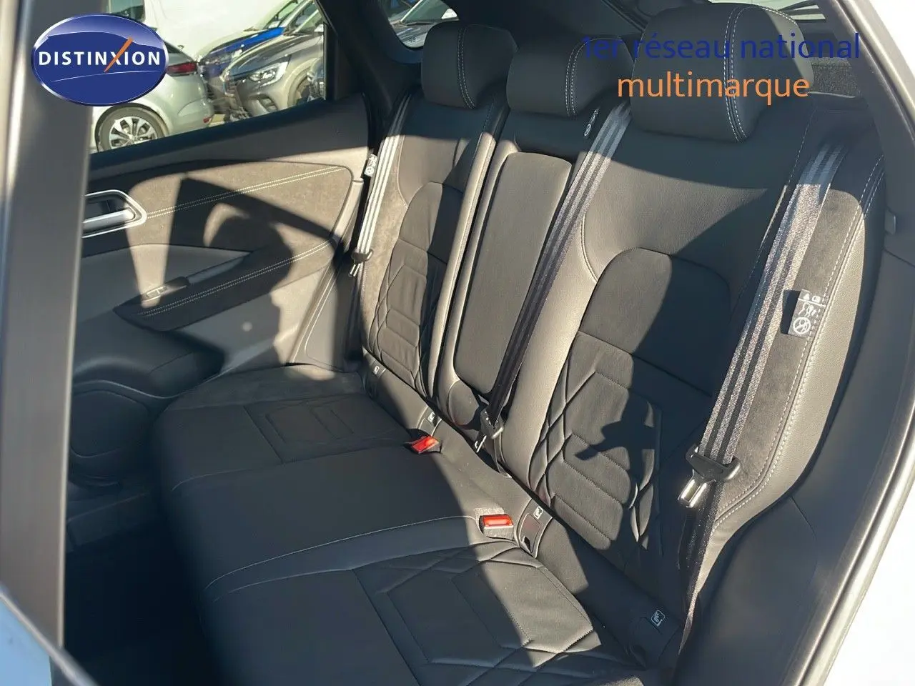 Banquette arrière en cuir noir du Nissan Qashqai 2025, vue côté gauche avec ceintures de sécurité visibles.