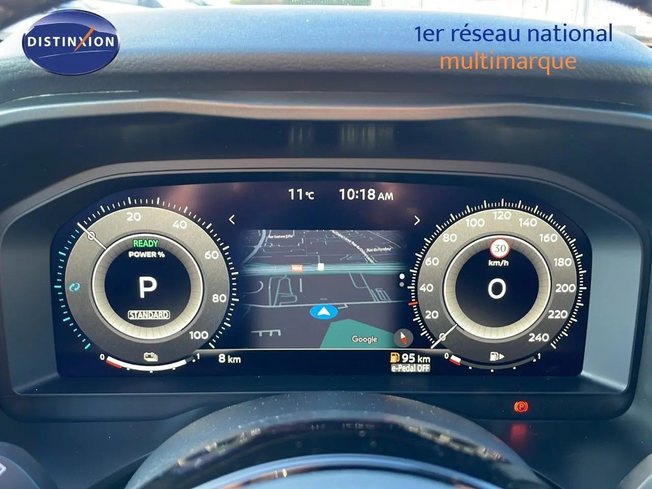 Tableau de bord numérique du Nissan Qashqai 2025 affichant la navigation, vitesse à 0 km/h et mode prêt en blanc nacré toit noir.