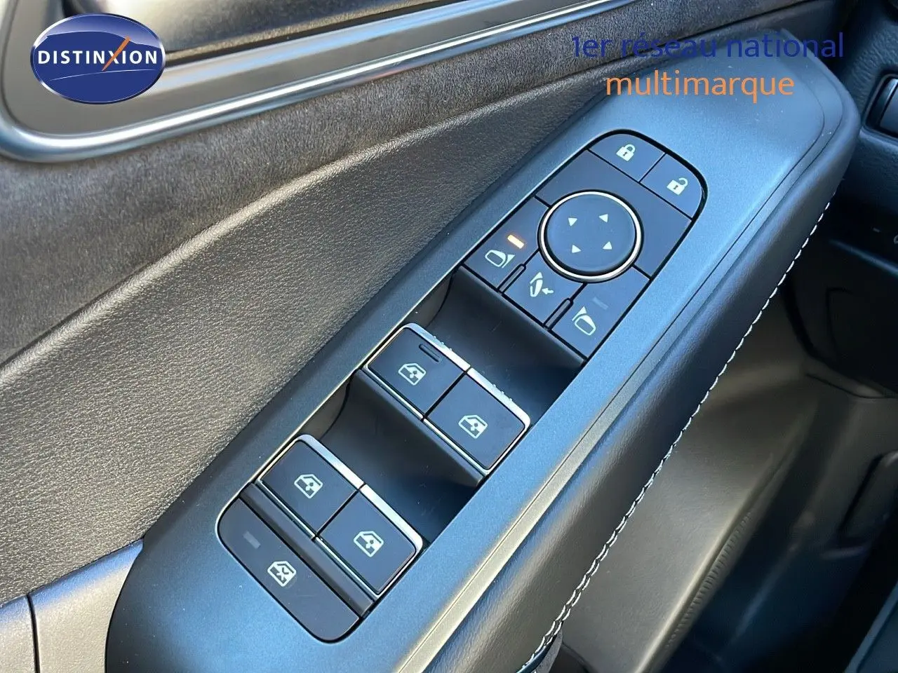 Gros plan sur la commande des vitres et rétroviseurs côté conducteur du Nissan Qashqai 2025 finition N-Design.