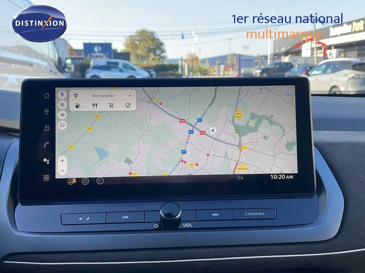 Vue intérieure du tableau de bord du Nissan Qashqai 2025, écran tactile affichant une carte de navigation.