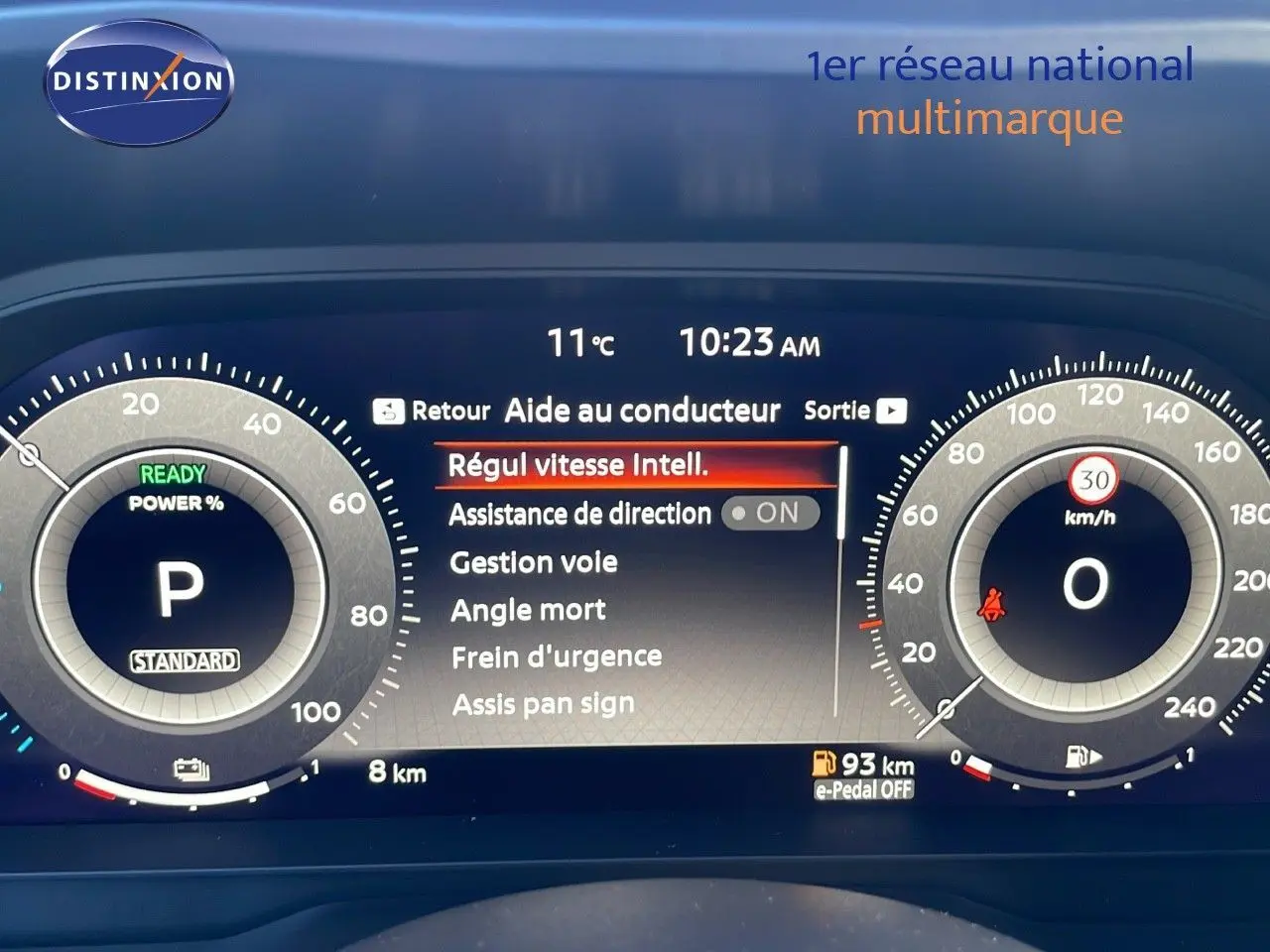Tableau de bord numérique du Nissan Qashqai 2025 affichant les aides à la conduite et la vitesse à 0 km/h.