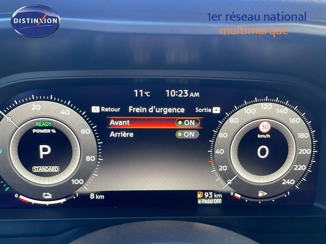 Tableau de bord numérique du Nissan Qashqai 2025 affichant le frein d'urgence activé, avec compteurs et température extérieure.