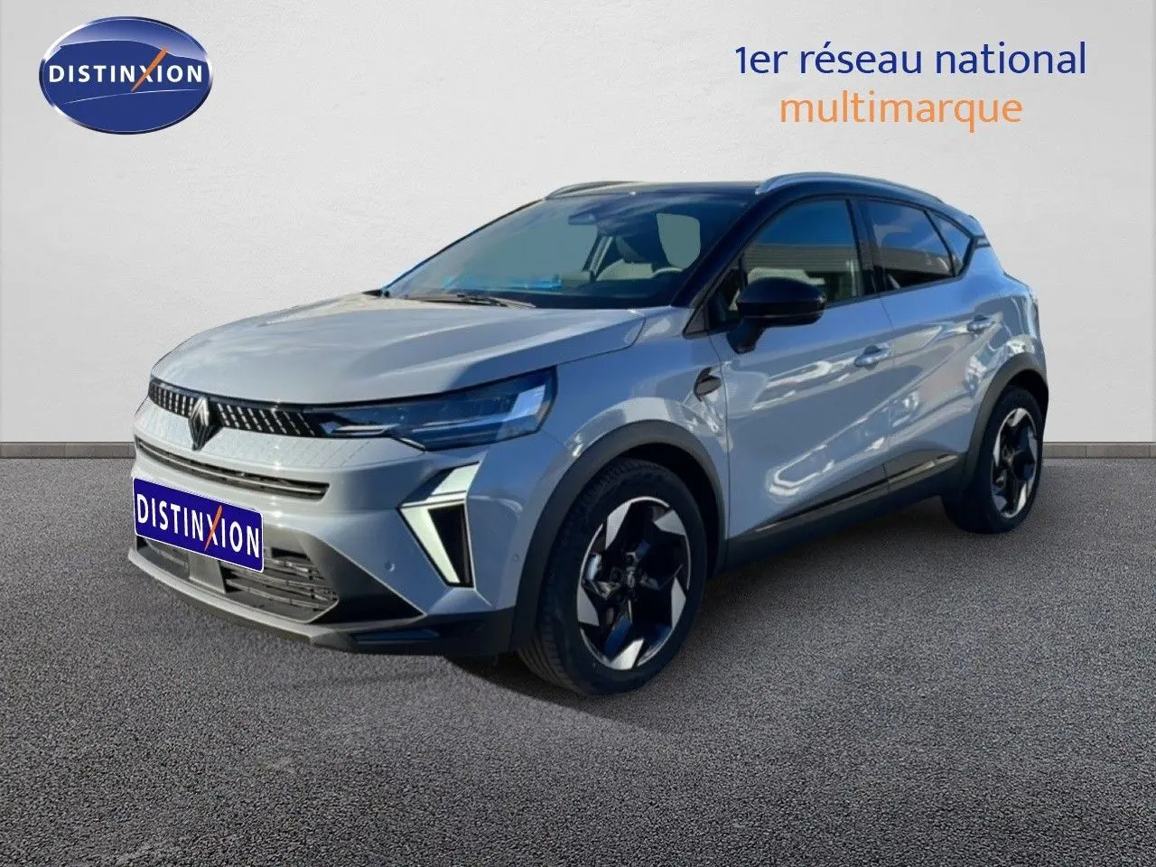 Renault Captur 2025 gris Rafale métal avec toit noir, vue 3/4 avant droit mettant en valeur ses optiques LED et jantes biton.