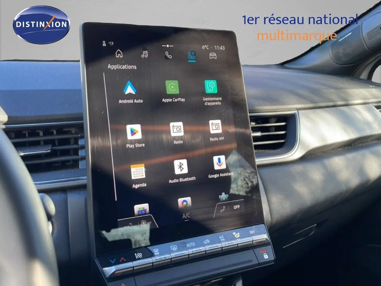 Vue intérieure centrée sur l'écran tactile vertical du tableau de bord du Renault Captur gris rafale métal, toit noir.