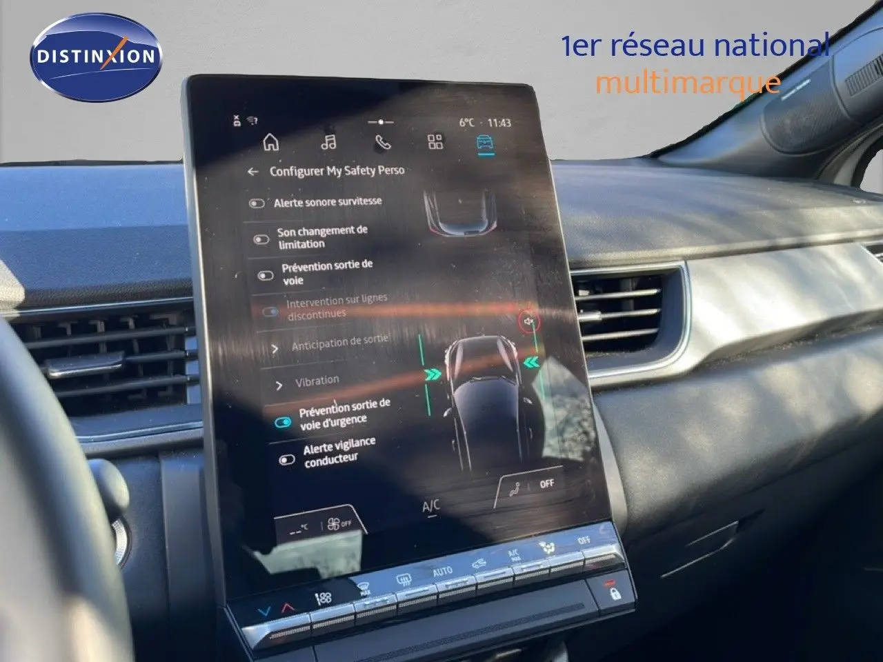 Vue intérieure du tableau de bord du Renault Captur 2025 avec écran tactile central affichant les réglages de sécurité.