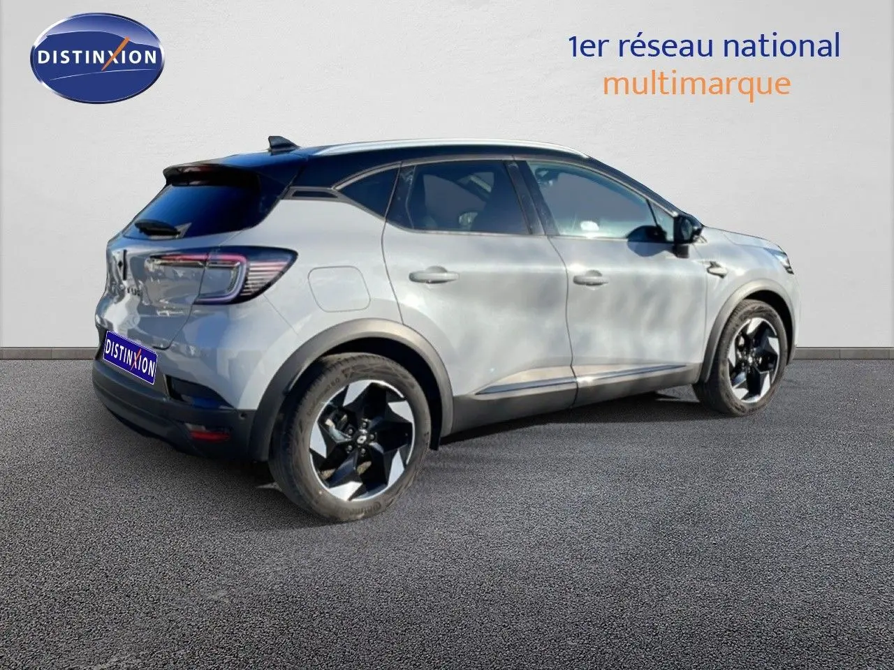 Renault Captur 2025 gris Rafale métal avec toit noir, vue 3/4 arrière droit, jantes noires et design moderne.