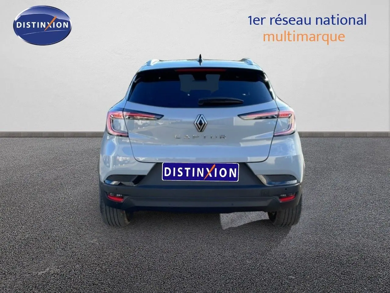 Vue arrière d'un Renault Captur 2025 gris Rafale métal avec toit noir, mettant en valeur ses feux LED et son design compact.