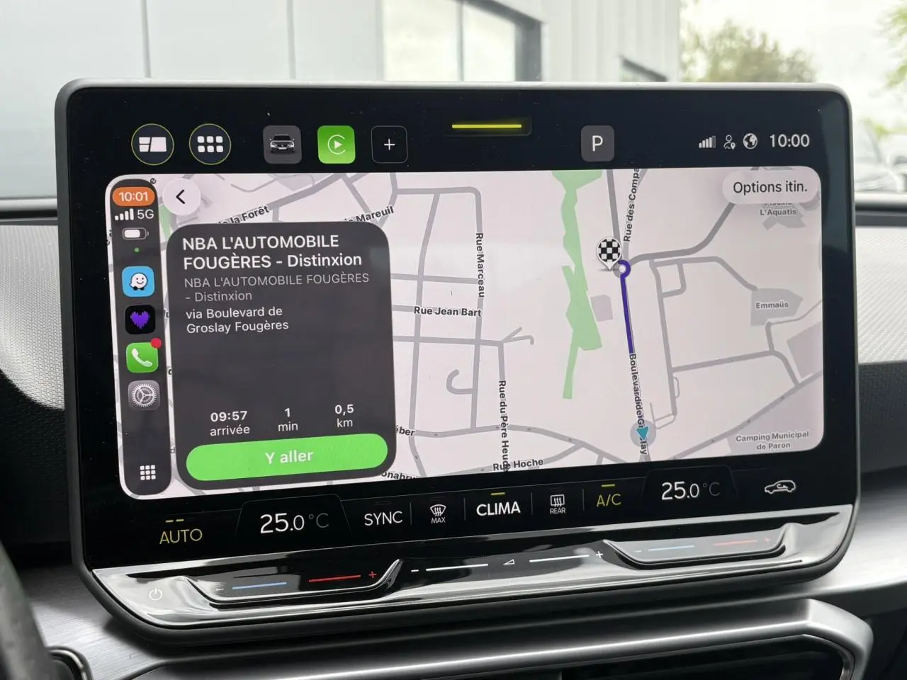 Écran tactile central 12,9 pouces affichant la navigation GPS dans l'habitacle du SEAT Leon 2025.