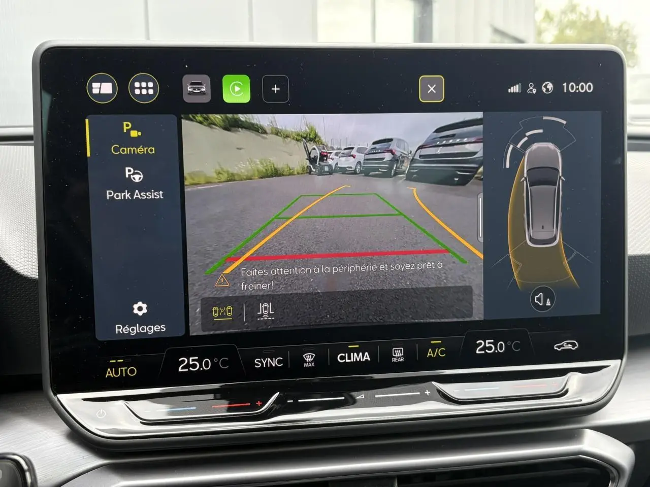 Écran tactile intérieur du SEAT Leon 2025 montrant la caméra de recul et l’aide au stationnement active.