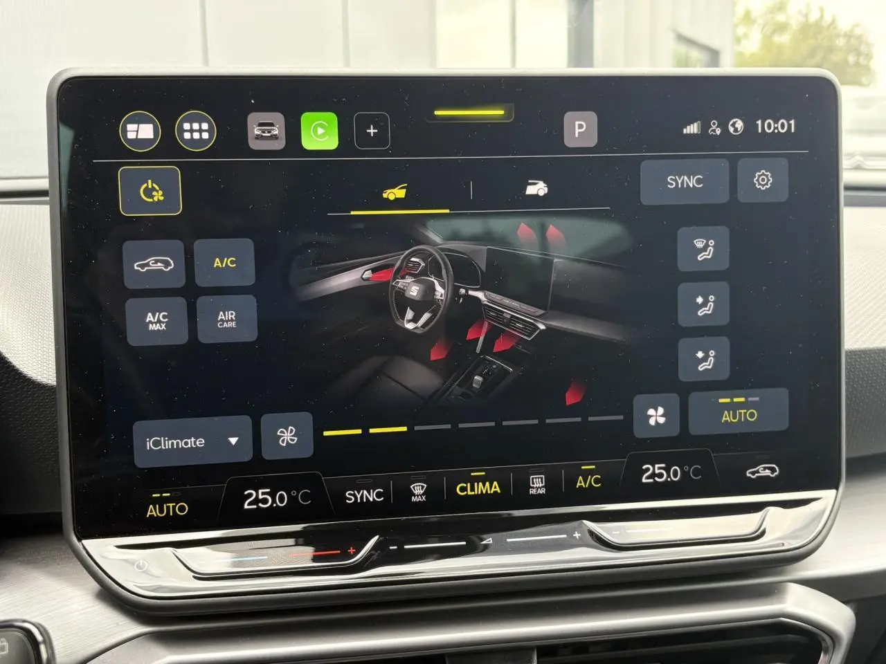 Écran tactile central de la SEAT LEON 2025 affichant les réglages de climatisation et la vue intérieure du véhicule.
