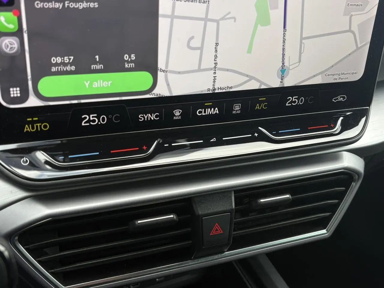 Gros plan sur la console centrale avec écran tactile et commandes climatisation du SEAT LEON 2025 Noir Minuit.