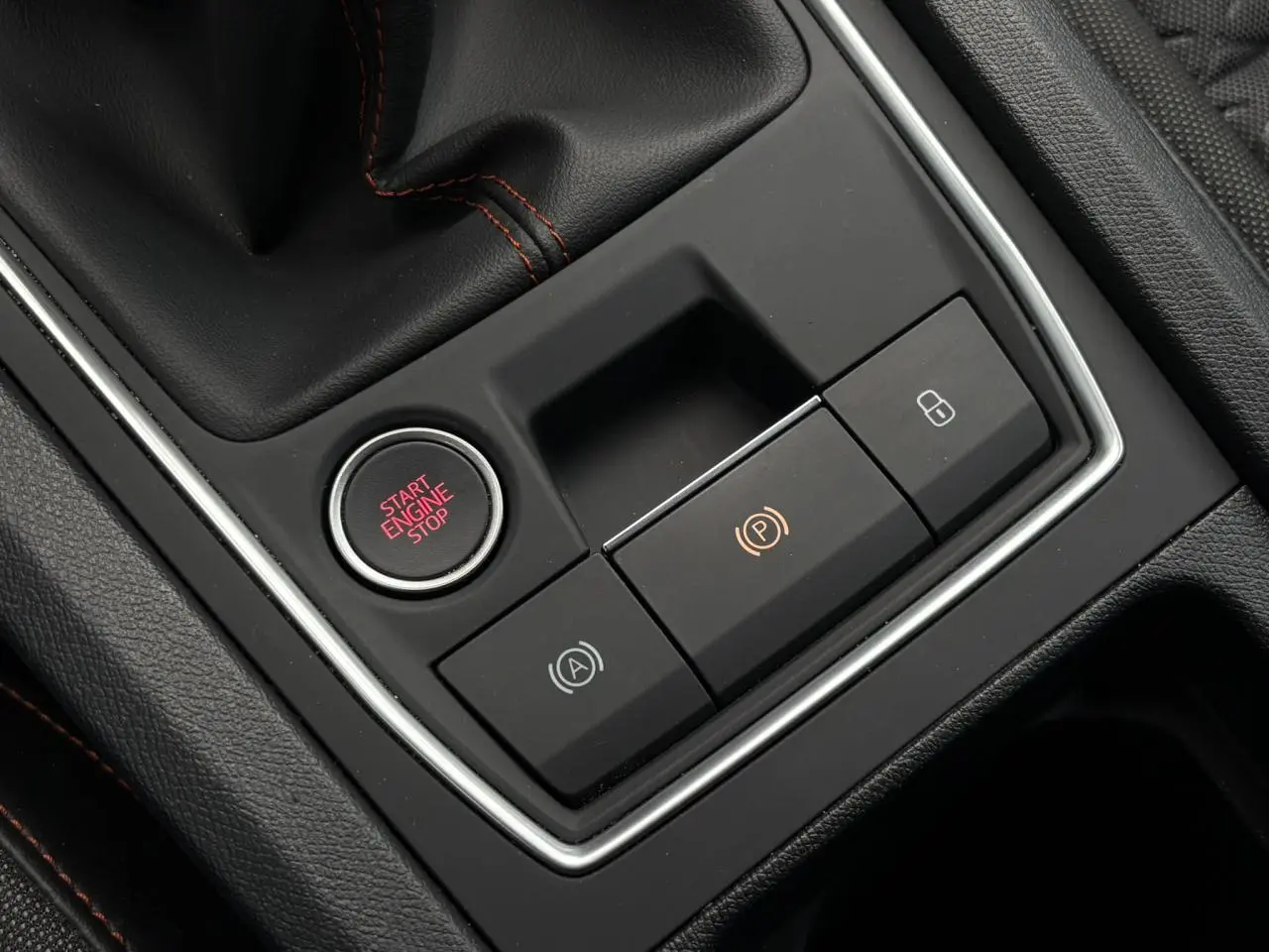 Gros plan sur la console centrale de la SEAT LEON 2025, avec bouton Start Engine Stop et commandes électroniques.