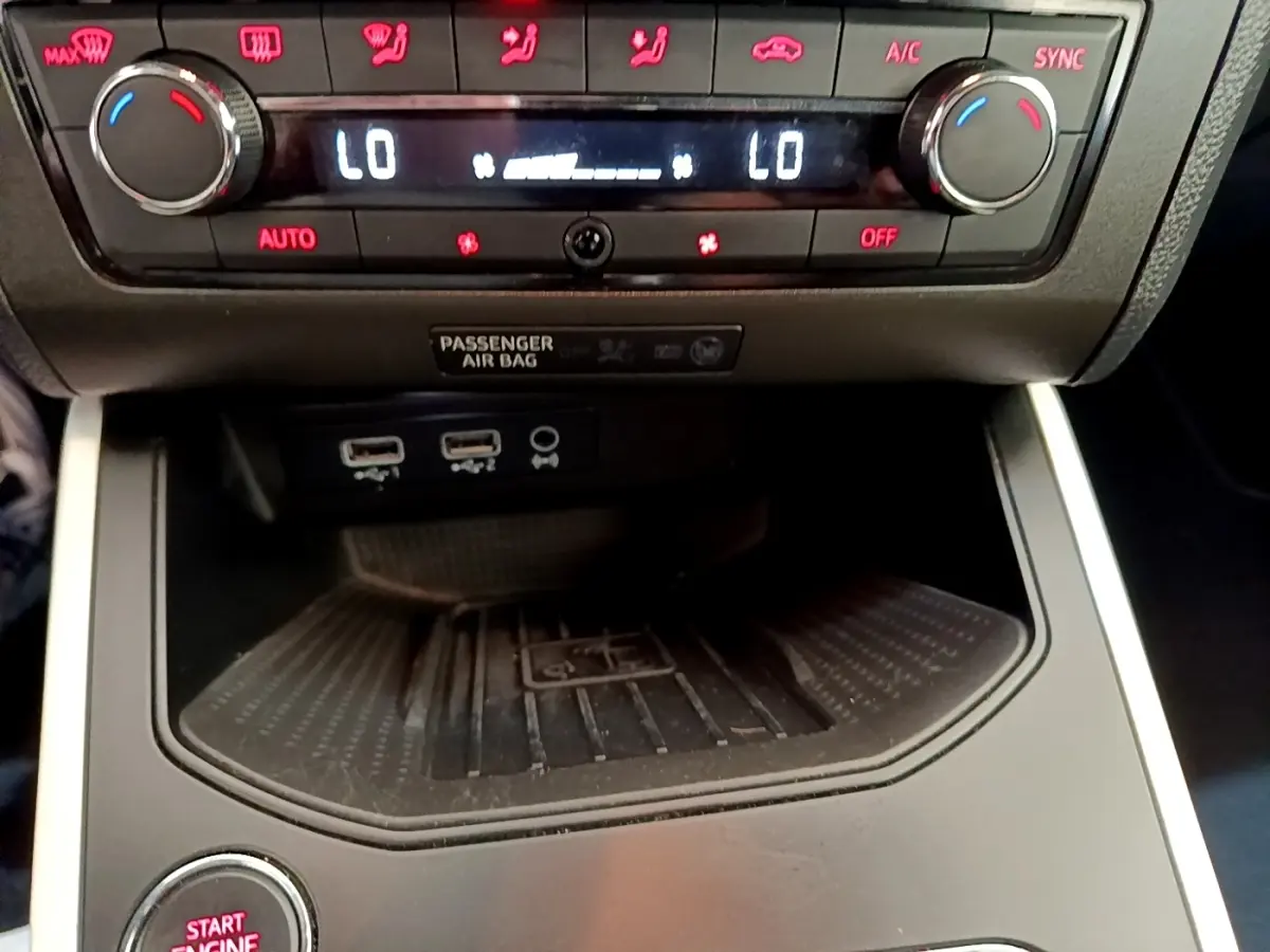 Vue rapprochée de la console centrale du SEAT Arona 2019, avec commandes climatisation et bouton démarrage.
