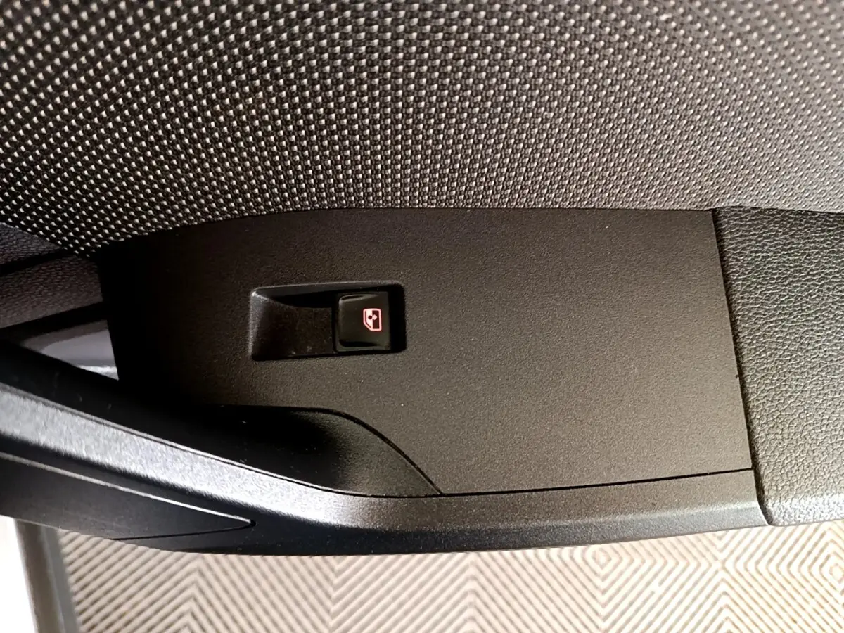 Gros plan sur le bouton d'ouverture du coffre côté conducteur de la SEAT Arona gris clair 2019.