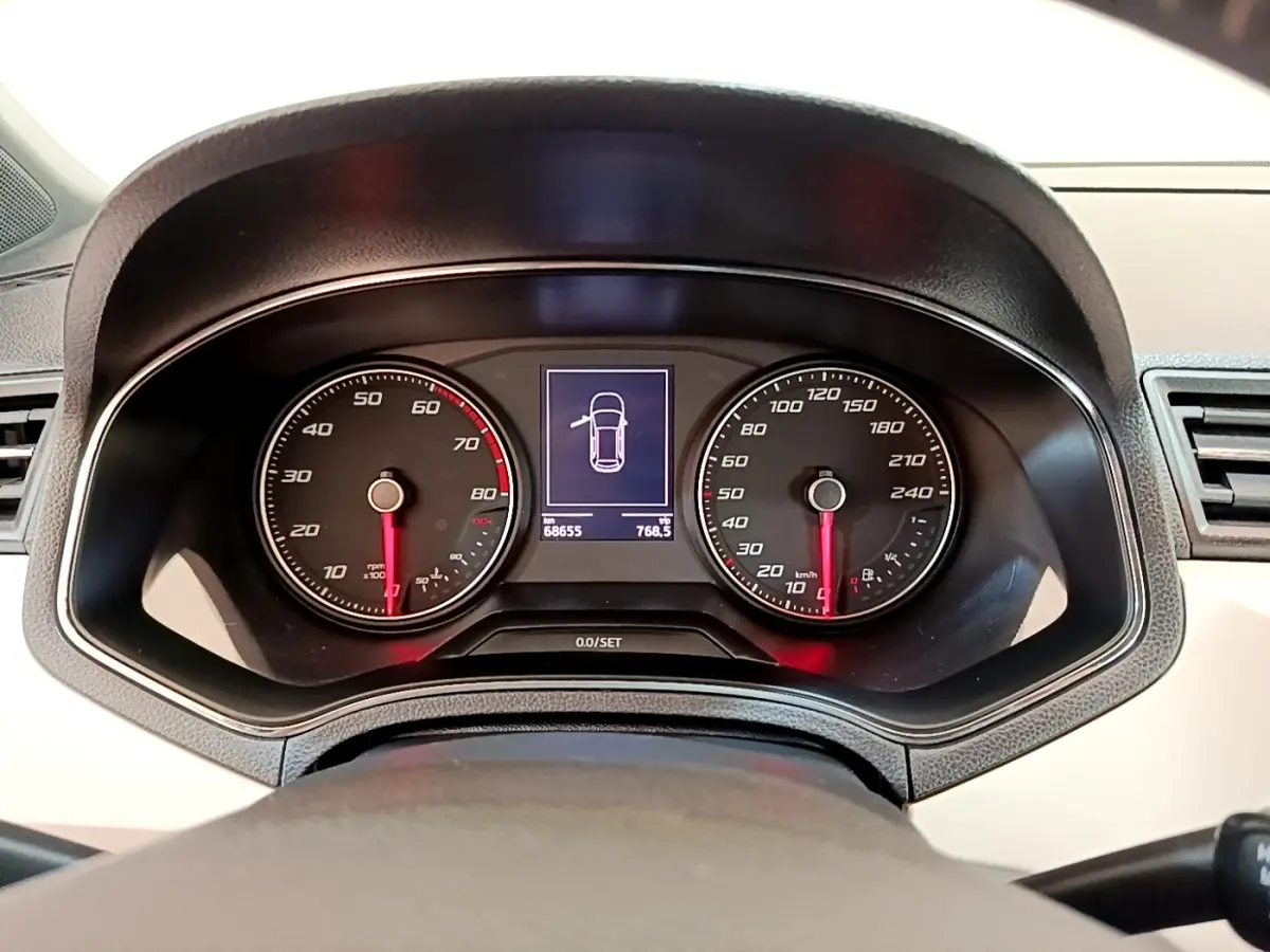 Vue rapprochée du tableau de bord numérique du SEAT Arona 2019, affichage des compteurs et écran central.