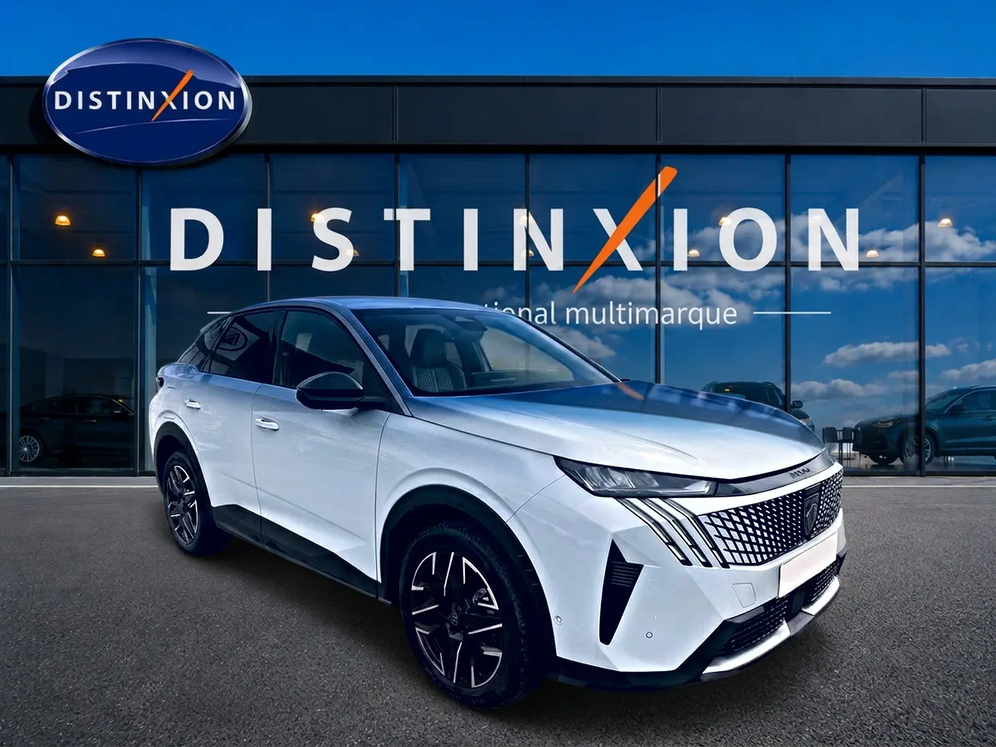 Peugeot 3008 blanc en 3/4 avant droit, avec calandre distinctive et jantes alliage noires devant un showroom.