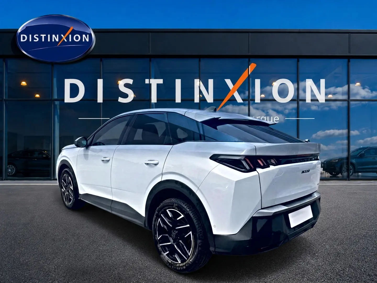 Peugeot 3008 blanc vue 3/4 arrière droit, avec jantes alliage noires et toit noir contrasté, devant vitrine Distinxion.