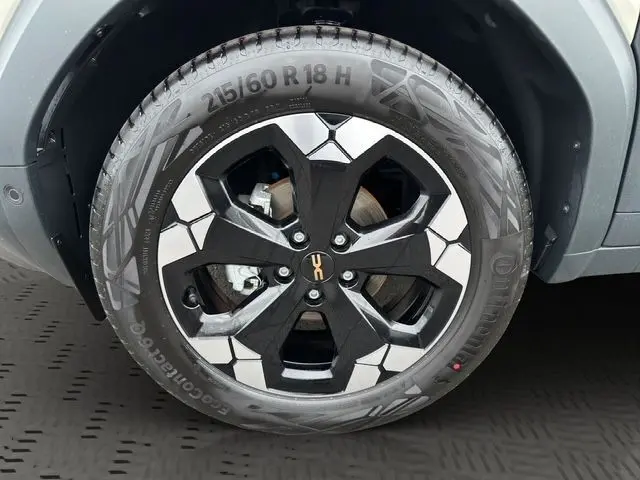Gros plan sur la jante alu 18 pouces noire et argent du Dacia Duster 2025, soulignant le pneu Continental 215/60 R18.