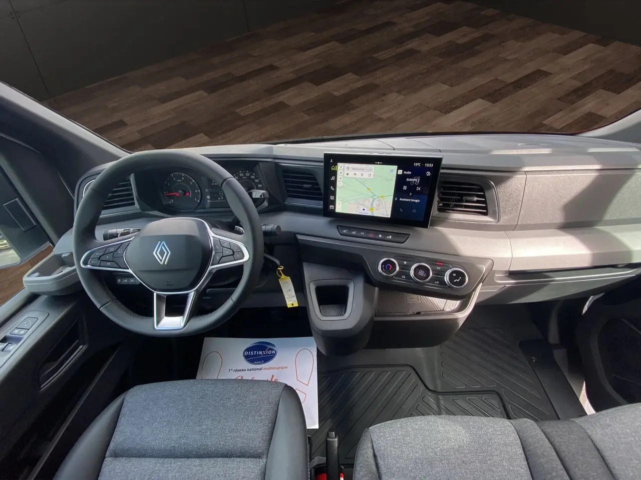 Vue intérieure avant du Renault Master 2025, tableau de bord gris avec écran tactile et volant multifonction noir.