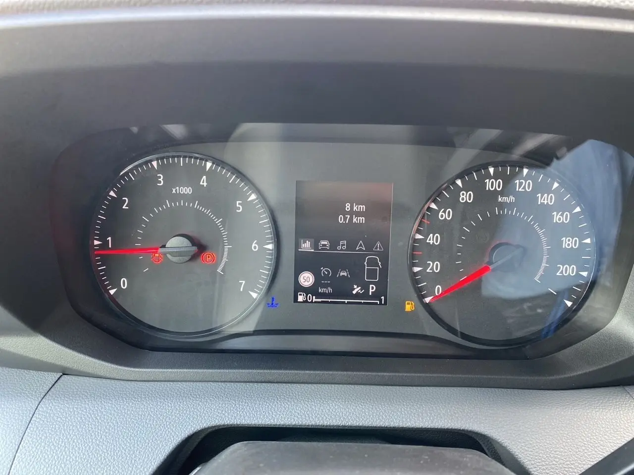 Tableau de bord du Renault Master 2025, vue frontale sur compte-tours, vitesse et écran central numérique.