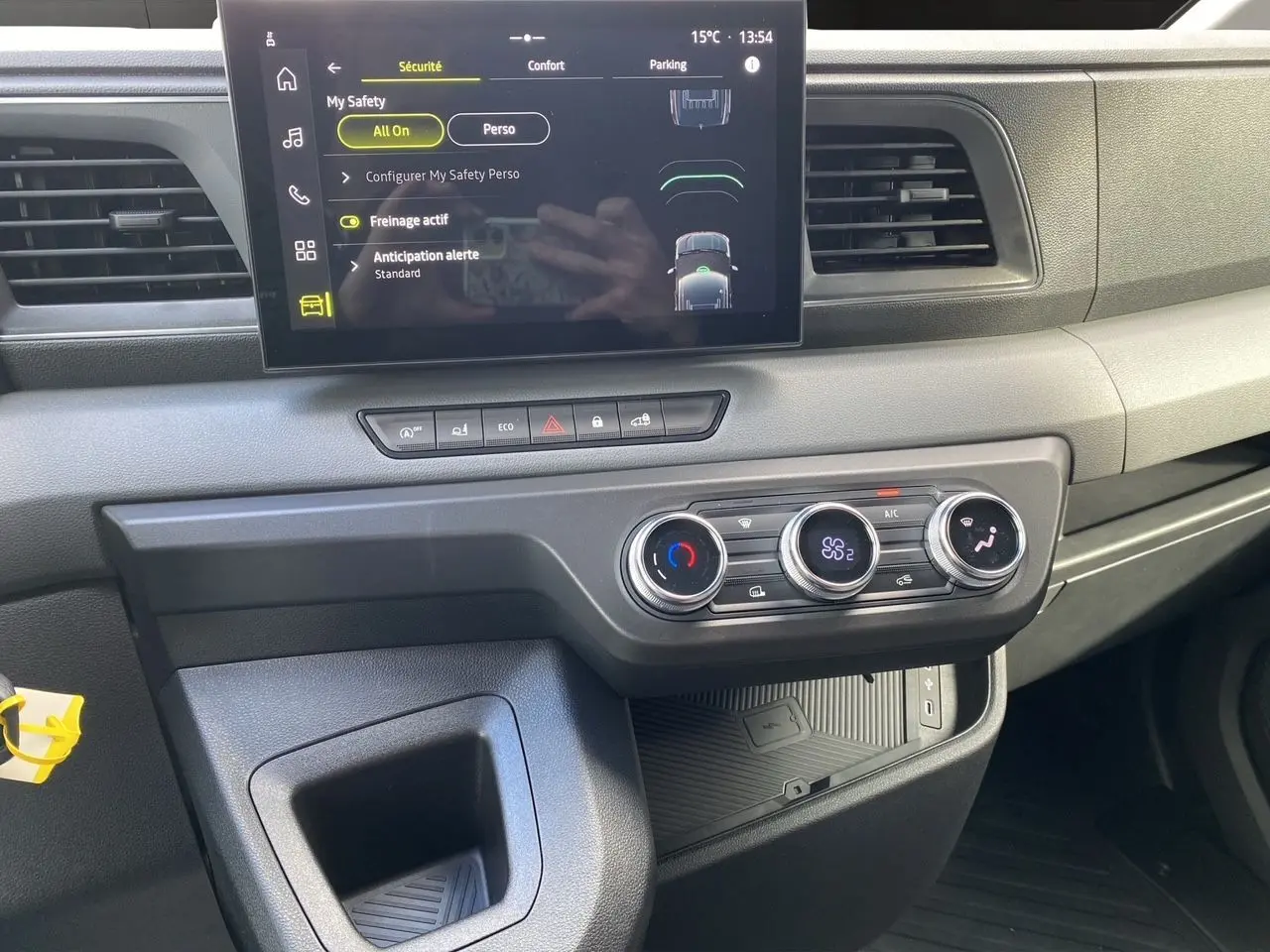 Vue rapprochée de la console centrale du Renault Master 2025, avec écran tactile et commandes de climatisation.