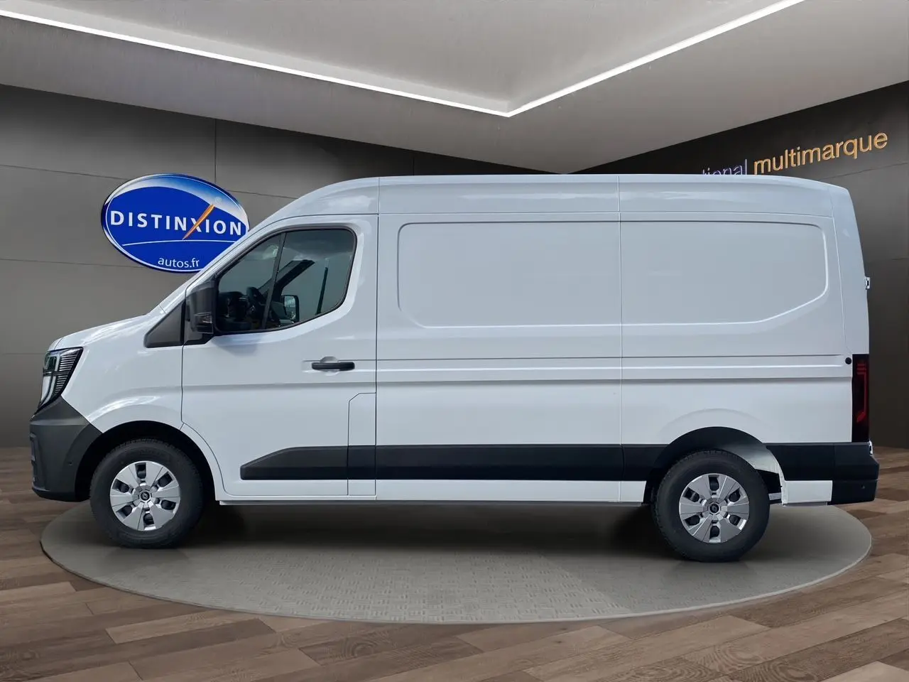 Vue de profil côté gauche du Renault Master blanc 2025, fourgon utilitaire avec bande noire basse et jantes argentées.