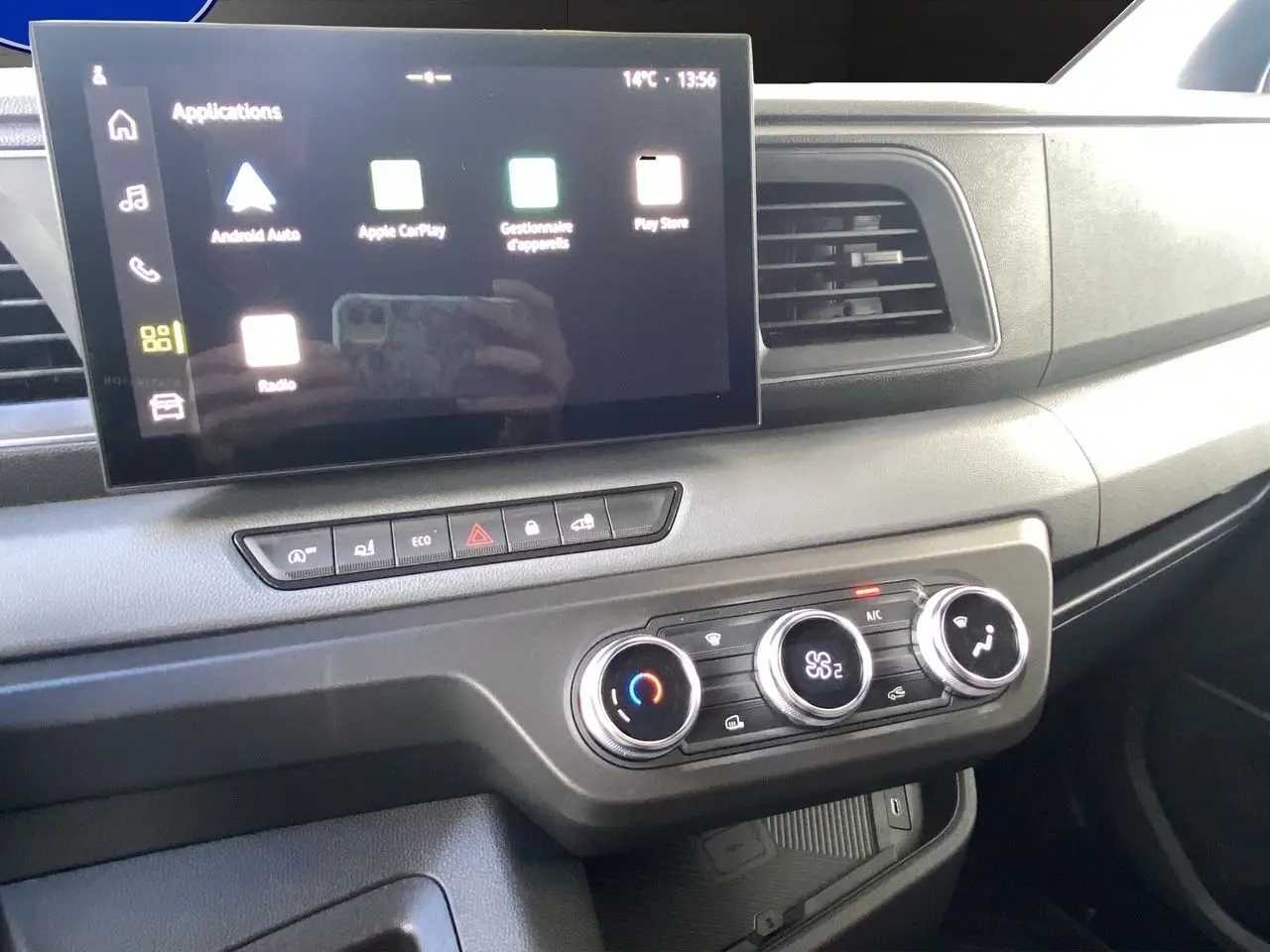 Vue intérieure du tableau de bord du Renault Master 2025, avec écran tactile et commandes de climatisation en gros plan.