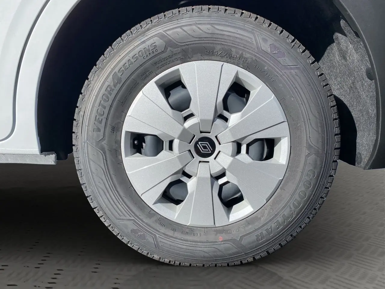 Gros plan sur la roue avant droite du Renault Master 2025 blanche, avec jante argentée et pneu Goodyear Vector 4 Seasons.