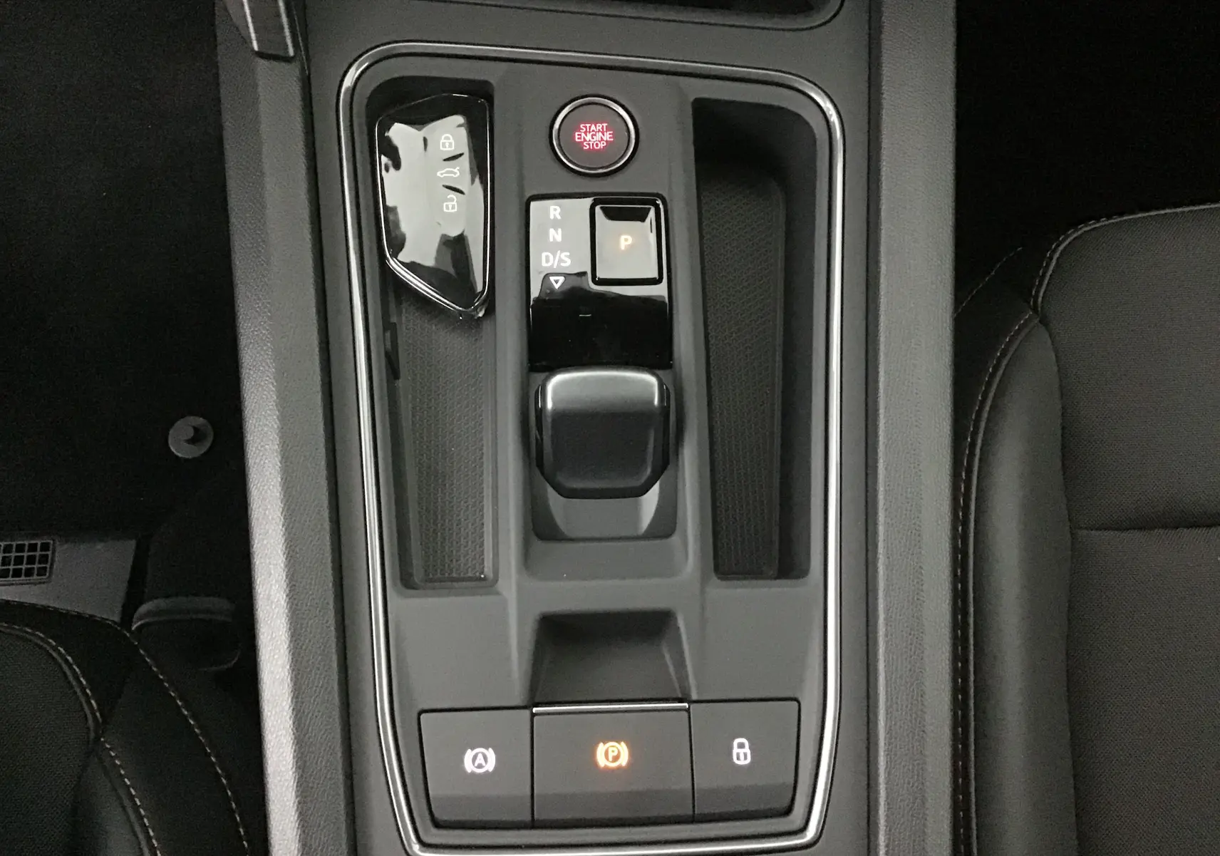 Vue plongeante sur la console centrale noire de la CUPRA Leon 2023, avec levier de vitesses DSG7 et bouton Start Engine Stop.