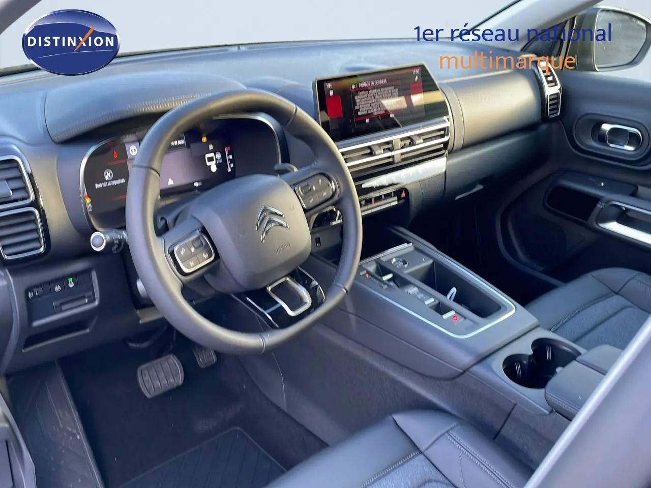 Vue intérieure côté conducteur du Citroën C5 Aircross 2025, avec tableau de bord numérique et sellerie cuir noire.